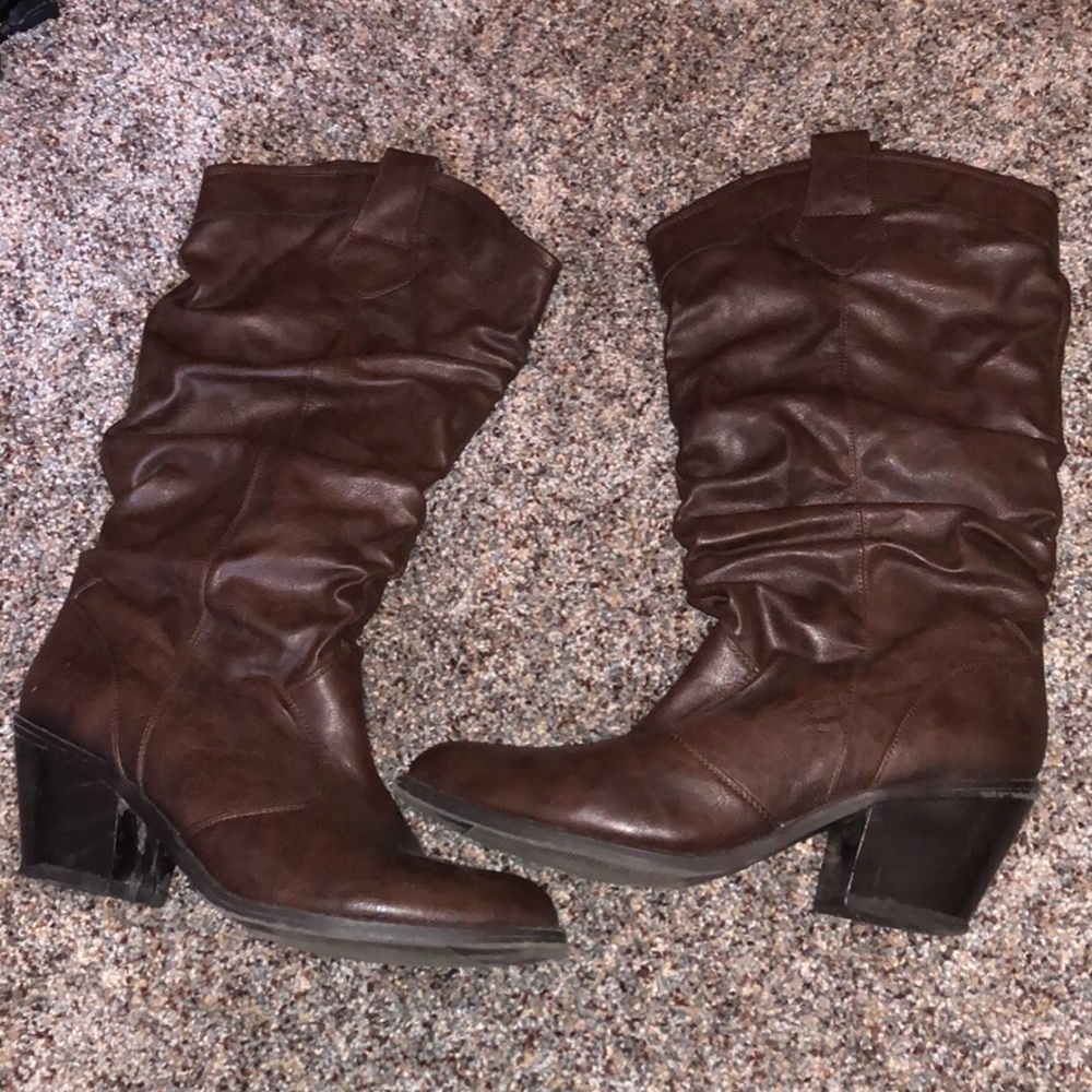 Super cute ruffle boots